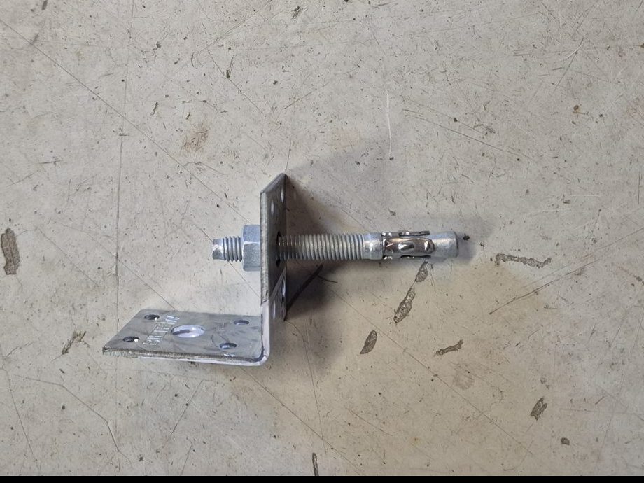 Vinkel montert på ekspansjonsbolt for fjellmontering
